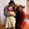 Amel Bent a publié une photo de famille sur Instagram le 27 décembre 2020, avce sa petite soeur, son petit frère et leur maman, ainsi que l'une de ses deux filles.