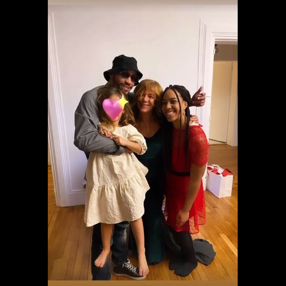 Amel Bent a publié une photo de famille sur Instagram le 27 décembre 2020, avce sa petite soeur, son petit frère et leur maman, ainsi que l'une de ses deux filles.