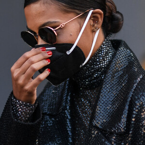 Tina Kunakey porte un masque de protection lors de la fashion week à Milan pendant l'épidémie de coronavirus (Covid-19), le 28 septembre 2020 