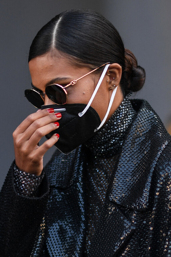 Tina Kunakey porte un masque de protection lors de la fashion week à Milan pendant l'épidémie de coronavirus (Covid-19), le 28 septembre 2020 