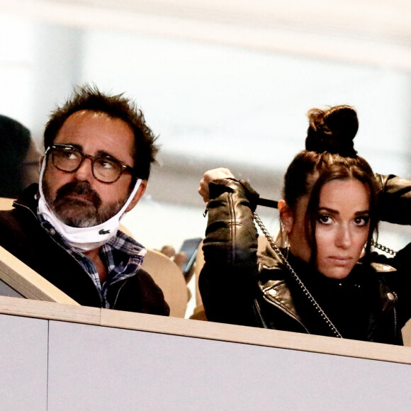 Capucine Anav dans les tribunes des internationaux de tennis de Roland Garros avec son père Didier à Paris le 29 septembre 2020. Capucine s'est faite reprendre six fois par la sécurité car elle enlève a enlevé son masque. © Dominique Jacovides / Bestimage 