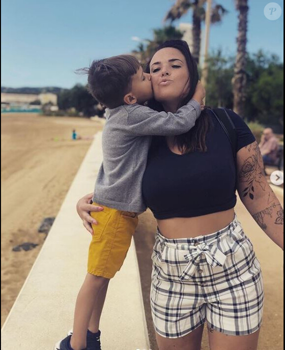 Kelly Helard des "Ch'tis" avec son fils Lyam au Lavandou, le 29 juillet 2019