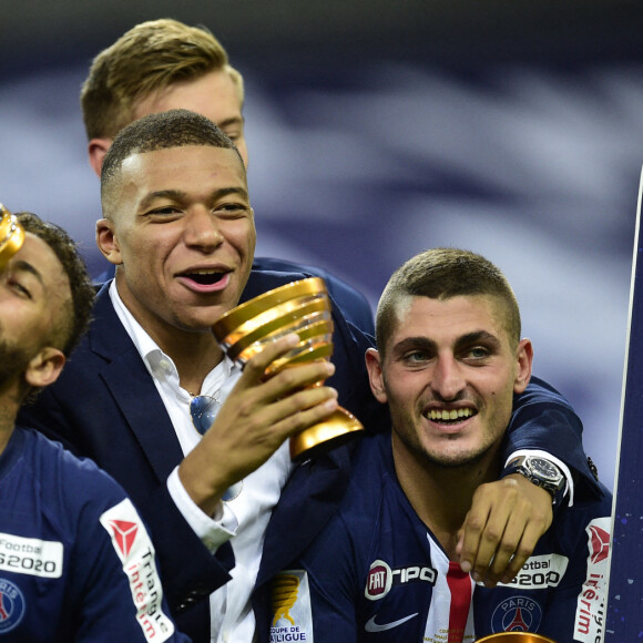 Les joueurs du PSG a la fin de la séance de tirs aux buts - Neymar Jr (PSG) / Kylian Mbappe (PSG) / Marco Verratti (PSG) - Finale de la Coupe de la Ligue 2020 "PSG - OL (6-5 TOB)" au Stade de France à Saint-Denis. Le PSG remporte la 9e Coupe de la Ligue de son histoire. Saint-Denis, le 31 juillet 2020.