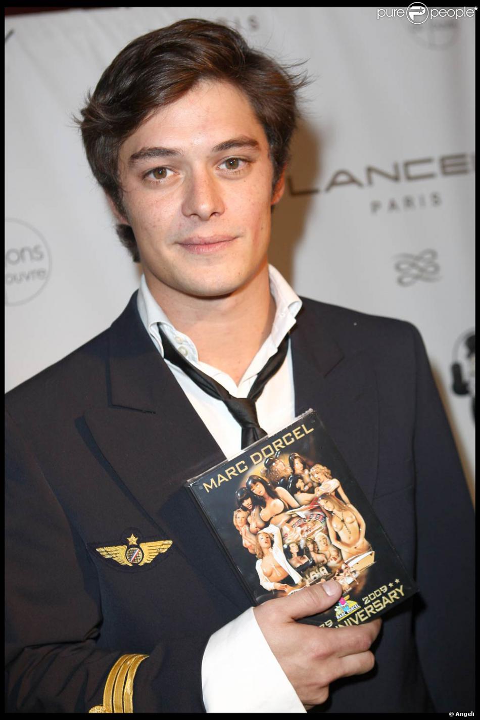 Aurélien Wiik et ses cadeaux, à l'occasion de son 29e anniversaire, à Paris, le 12 octobre 2009 ...