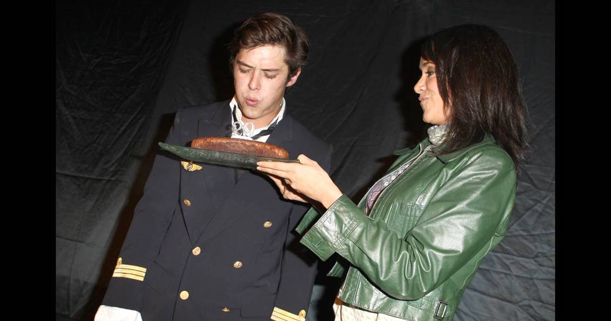 Aurélien Wiik souffle les bougies du gâteau que lui a apporté Karine Lima, à l'occasion de son ...