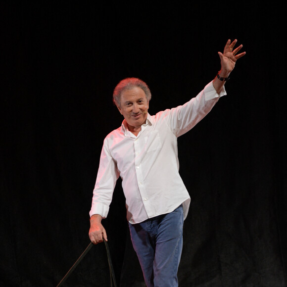 Exclusif - Michel Drucker et sa chienne Izia - Spectacle hommage à Guy Bedos dans le parc Jourdan à Aix-en-Provence. Le 15 août 2020 © Patrick Carpentier / Bestimage