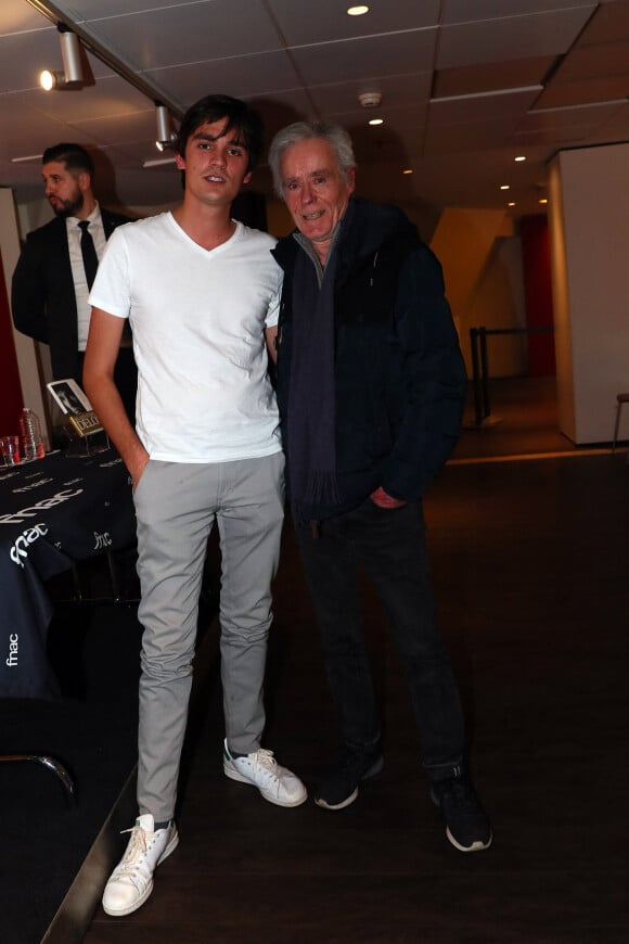 Exclusif - Alain-Fabien Delon reçoit la visite de son oncle Jean-François Delon ( qu'il ne connaissait pas) lors de la dédicace de son roman "De la race des seigneurs" aux éditions Stock à la FNAC des Ternes à Paris le 14 février 2019. © Sébastien Valiela/Bestimage 