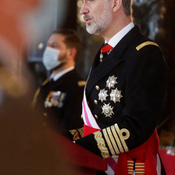 Le roi Felipe VI d'Espagne et la reine Letizia assistent à la réception des voeux aux personnels militaires au palais royal à Madrid. Le 6 janvier 2021.