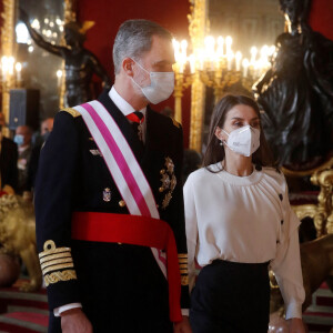 Le roi Felipe VI d'Espagne et la reine Letizia assistent à la réception des voeux aux personnels militaires au palais royal à Madrid. Le 6 janvier 2021.