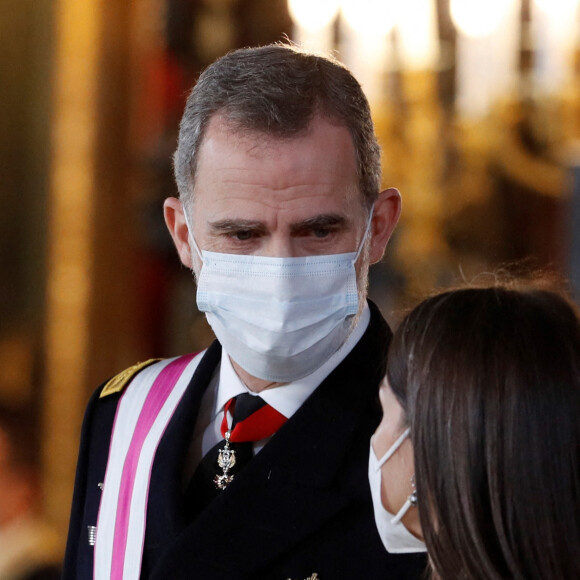 Le roi Felipe VI d'Espagne et la reine Letizia assistent à la réception des voeux aux personnels militaires au palais royal à Madrid. Le 6 janvier 2021.