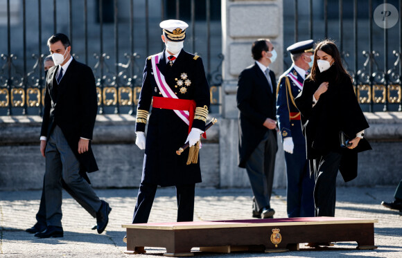 Pedro Sanchez, le roi Felipe VI et la reine Letizia d'Espagne lors de la cérémonie des voeux au personnels militaires au palais royal à Madrid. Le 6 janvier 2021.