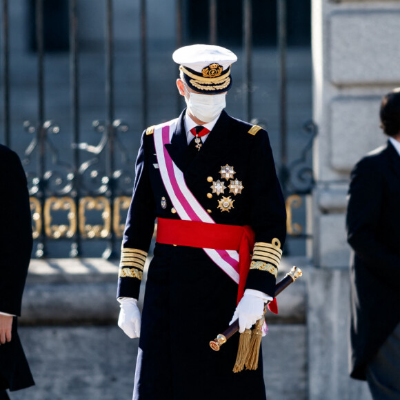 Pedro Sanchez, le roi Felipe VI et la reine Letizia d'Espagne lors de la cérémonie des voeux au personnels militaires au palais royal à Madrid. Le 6 janvier 2021.