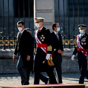 Pedro Sanchez, le roi Felipe VI et la reine Letizia d'Espagne lors de la cérémonie des voeux au personnels militaires au palais royal à Madrid. Le 6 janvier 2021.