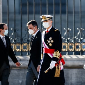 Pedro Sanchez, le roi Felipe VI et la reine Letizia d'Espagne lors de la cérémonie des voeux au personnels militaires au palais royal à Madrid. Le 6 janvier 2021.