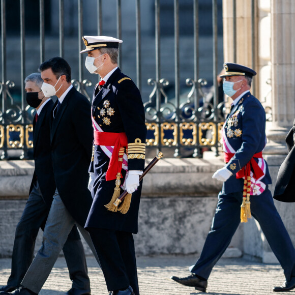 Pedro Sanchez, le roi Felipe VI et la reine Letizia d'Espagne lors de la cérémonie des voeux au personnels militaires au palais royal à Madrid. Le 6 janvier 2021.