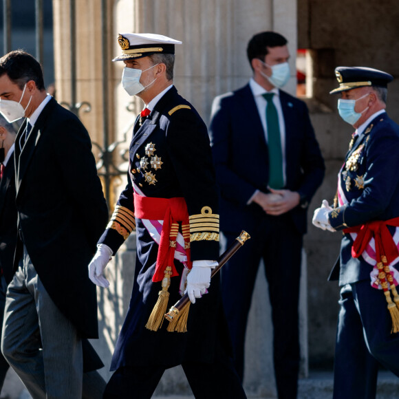 Pedro Sanchez, le roi Felipe VI et la reine Letizia d'Espagne lors de la cérémonie des voeux au personnels militaires au palais royal à Madrid. Le 6 janvier 2021.