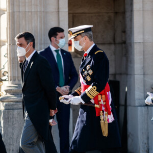 Pedro Sanchez, le roi Felipe VI et la reine Letizia d'Espagne lors de la cérémonie des voeux au personnels militaires au palais royal à Madrid. Le 6 janvier 2021.