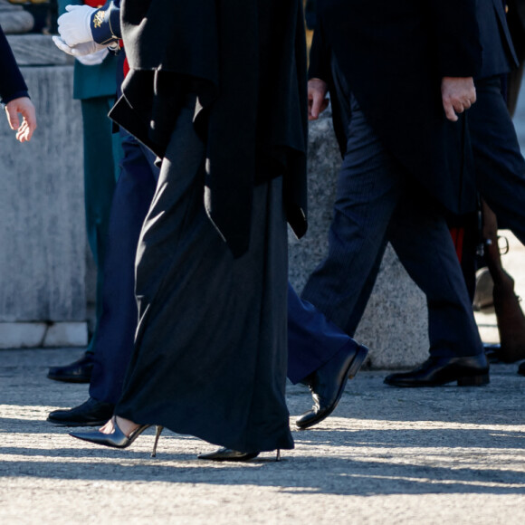 Pedro Sanchez, le roi Felipe VI et la reine Letizia d'Espagne lors de la cérémonie des voeux au personnels militaires au palais royal à Madrid. Le 6 janvier 2021.