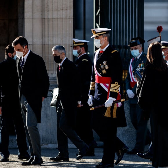 Pedro Sanchez, le roi Felipe VI et la reine Letizia d'Espagne lors de la cérémonie des voeux au personnels militaires au palais royal à Madrid. Le 6 janvier 2021.