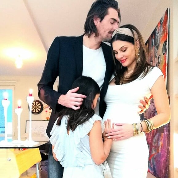 Camille Lacourt officialise la grossesse de sa compagne Alice Detollenaere en publiant une photo avec sa fille Jazz, issue de son mariage avec l'ancienne Miss France Valérie Bégue.