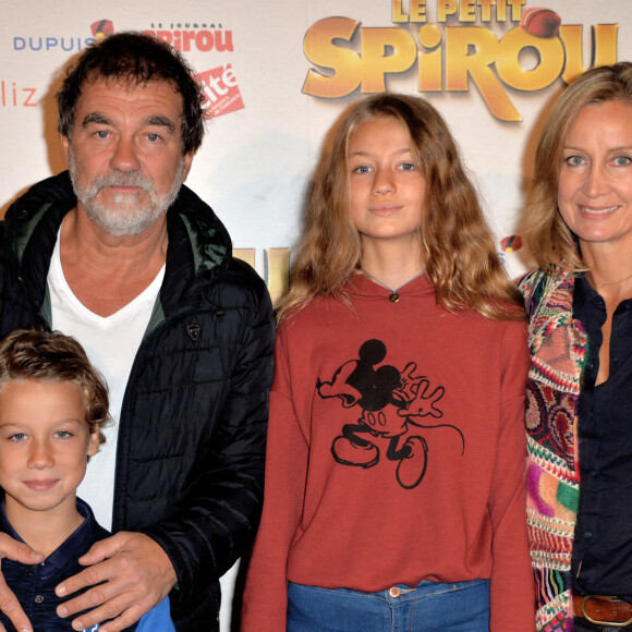 Olivier Marchal avec Catherine et leurs enfants à l'avant-première du film "Le Petit Spirou" au cinéma Le Grand Rex à Paris. Le 10 septembre 2017. © Ramsamy Veeren/Bestimage
