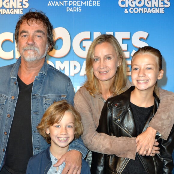 Olivier Marchal avec sa femme Catherine et leur enfant, Basile et Ninon, à l'avant-première de "Cigognes & Compagnies" au cinéma Gaumont Opéra à Paris. Le 25 septembre 2016. © Guirec Coadic/Bestimage