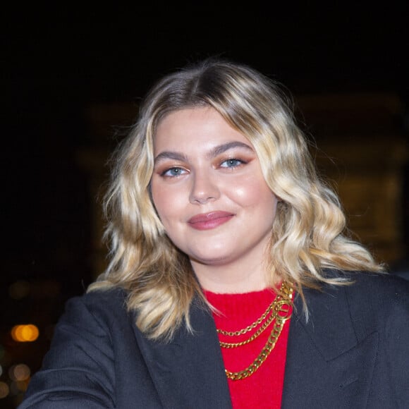 Exclusif - La Chanteuse Louane - La chanteuse Louane lors de la cérémonie d'illumination des Champs Elysées à Paris le 22 novembre 2020. Louane Emera est la marraine de la 40ème cérémonie d'illumination des champs Elysées. © JB Autissier / Panoramic / Bestimage 