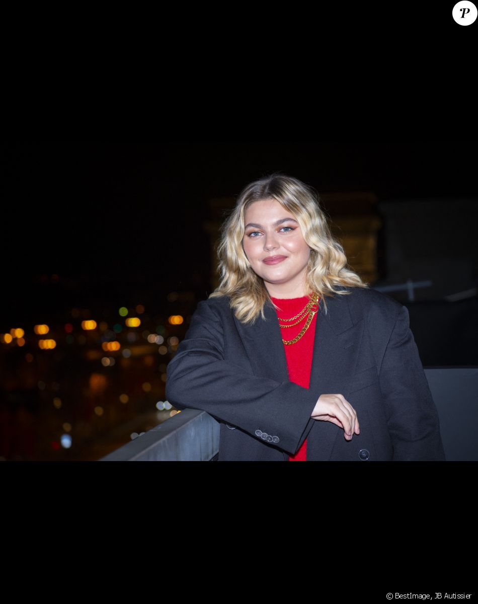 Exclusif - La Chanteuse Louane - La chanteuse Louane lors de la cérémonie d'illumination des Champs Elysées à Paris le 22 novembre 2020. Louane Emera est la marraine de la 40ème cérémonie d'illumination des champs Elysées. © JB Autissier / Panoramic / Bestimage