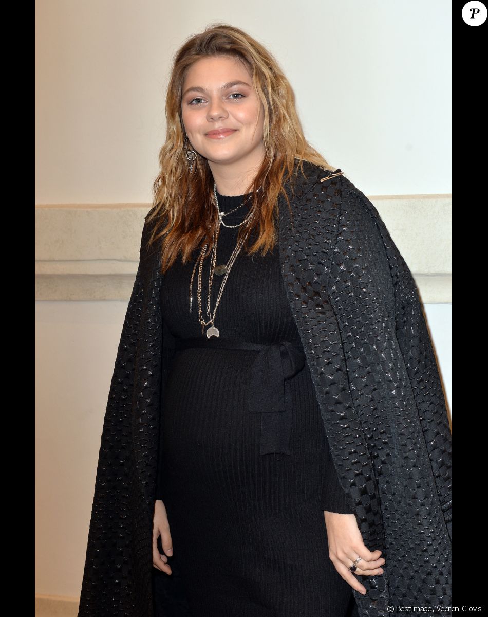 Louane Emera (enceinte) lors du photocall du dernier défilé de mode Haute-Couture printemps-été 2020 "Jean-Paul Gaultier" au théâtre du Châtelet à Paris, France, le 22 janvier 2020. © Veeren-Clovis/Bestimage