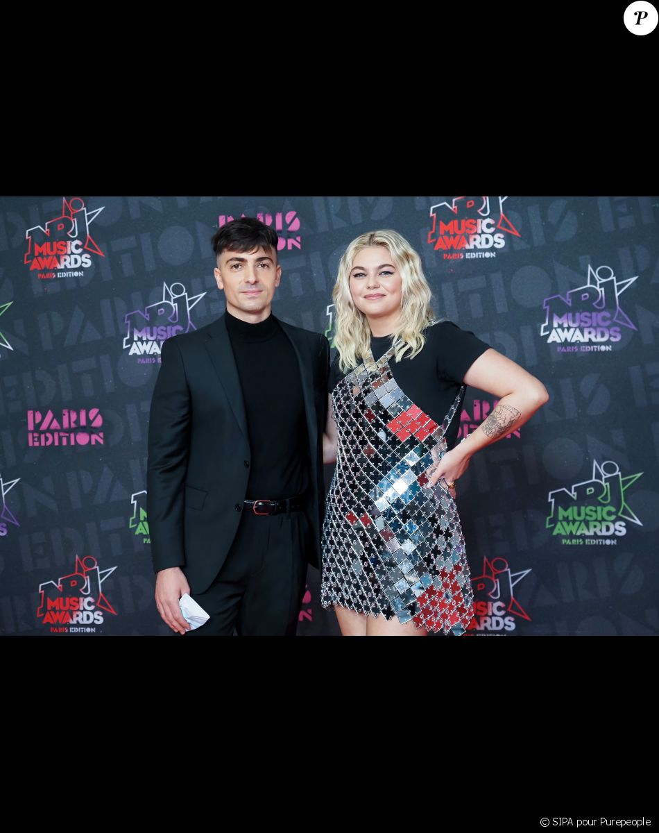 Louane Emera et son compagnon Florian Rossi posent à deux pour la première fois lors des NRJ Music Awards, à Paris.