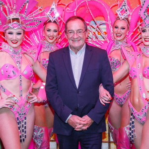 Exclusif - Le journaliste et présentateur de télévision français Jean-Pierre Pernaut pose avec les danseuses du Moulin Rouge à Paris, France, le 31 janvier 2019. © Marc Ausset-Lacroix/Bestimage 