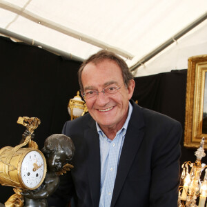 Exclusif - Jean-Pierre Pernaut reçoit le Prix Saint-Roch (Saint Patron des antiquaires) lors de la 96ème édition de la foire de Chatou (la plus célèbre et ancienne foire à la brocante de France) en France, le 14 mars 2018. La Foire célèbre l'art Russe. Organisée par le Syndicat National du Commerce de l'Antiquité, de l'Occasion, des Galeries d'Art Moderne et Contemporain, (SNCAO). © Denis Guignebourg/Bestimage 