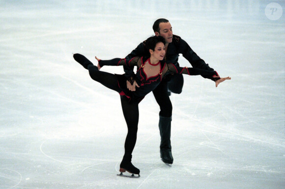 Sarah Abitbol et Stéphane Bernadis lors des championnats du monde de patinage à Nice le 30 avril 2000. © JB Autissier / Panoramic / Bestimage