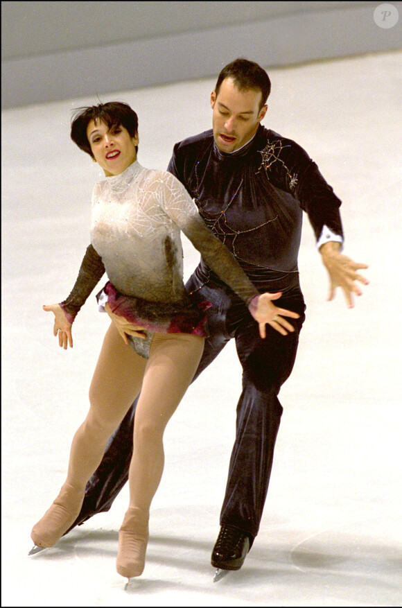 Sarah Abitbol et Stéphane Bernadis lors du Championnat de France de Patinage sur glace et Artistique le 8 décembre 2001 © JB Autissier / Panoramic / Bestimage