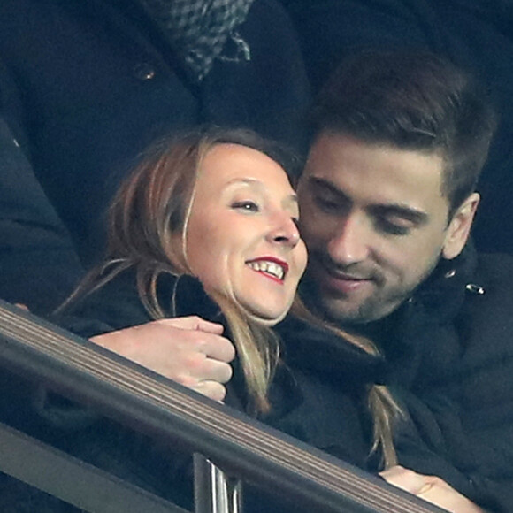 Audrey Lamy et son compagnon Thomas Sabatier - People au match de Ligue des Champions Psg - Ludogorets au Parc des Princes à Paris le 6 décembre 2016. © Cyril Moreau/Bestimage .