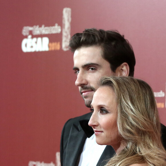 Audrey Lamy enceinte et son compagnon Thomas Sabatier - Photocall lors de la 41ème cérémonie des Cesar au théâtre du Châtelet à Paris, le 26 février 2016. © Borde-Jacovides/Bestimage