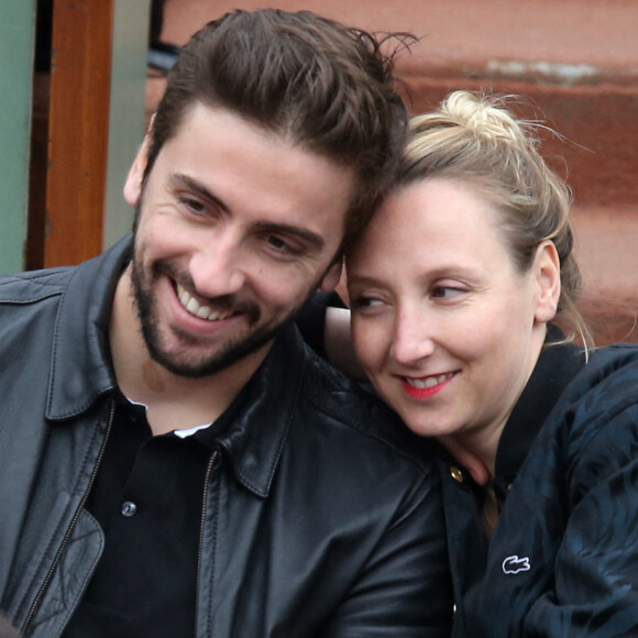 Audrey Lamy et son compagnon Thomas Sabatier aux Internationaux de France de tennis de Roland Garros à Paris .