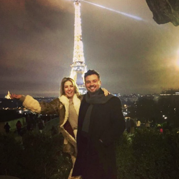 Tom Welling et son épouse Jessica Rose Welling à Paris en décembre 2017.