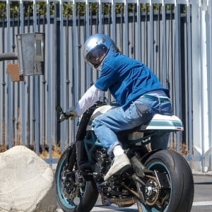 Brad Pitt sort de chez son ex Angelina Jolie au volant de sa moto dans le quartier de Los Feliz à Los Angeles pendant l'épidémie de coronavirus (Covid-19). Le 28 juillet 2020.