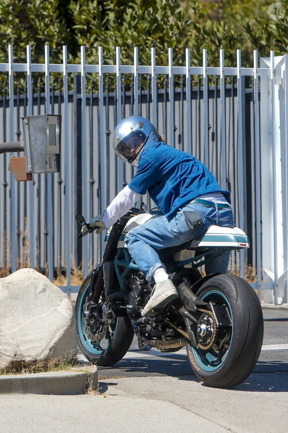 Brad Pitt sort de chez son ex Angelina Jolie au volant de sa moto dans le quartier de Los Feliz à Los Angeles pendant l'épidémie de coronavirus (Covid-19). Le 28 juillet 2020.