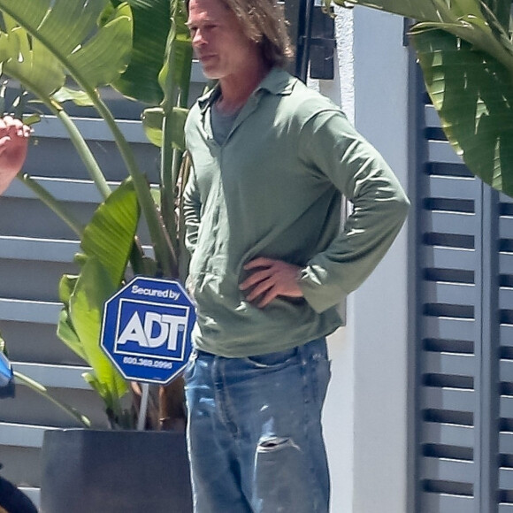 Exclusif - Brad Pitt sort devant son domicile pour voir la nouvelle moto du musicien Flea à Malibu le 24 mai 2020.