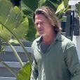 Exclusif - Brad Pitt sort devant son domicile pour voir la nouvelle moto du musicien Flea à Malibu le 24 mai 2020.