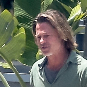 Exclusif - Brad Pitt sort devant son domicile pour voir la nouvelle moto du musicien Flea à Malibu le 24 mai 2020.