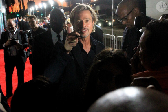 Brad Pitt signe des autographes à son arrivée à la première du film "Ad Astra" à Los Angeles. Le 18 septembre 2019.