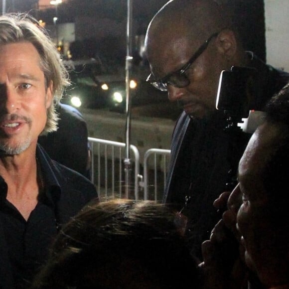 Brad Pitt signe des autographes à son arrivée à la première du film "Ad Astra" à Los Angeles. Le 18 septembre 2019.