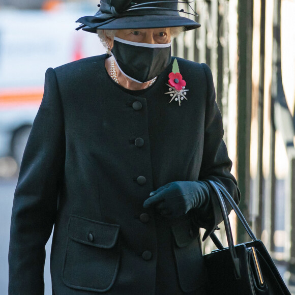 La reine Elisabeth II d'Angleterre rend hommage au soldat inconnu à l'abbaye de Westminster à Londres le 7 novembre 2020.