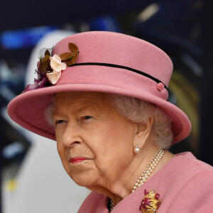 La reine Elisabeth II d'Angleterre et le prince William, duc de Cambridge, visitent le laboratoire des sciences et de la technologie de la défense (DSTL) à Porton Down, le 15 octobre 2020. Cette visite a pour but de voir l'enceinte énergétique, l'affichage des armes, les tactiques utilisées dans le contre-espionnage, ainsi que de rencontrer le personnel impliqué dans l'incident de Salisbury Novichok. La reine Elisabeth II d'Angleterre, arrivée séparément de son petit-fils, mène ici son premier engagement public à l'extérieur d'une résidence royale en sept mois, avant que la pandémie de coronavirus (Covid-19) ne frappe le pays. A cette occasion, aucun des deux ne portait de masque de protection contre le virus.