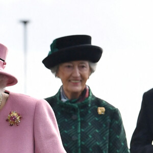 La reine Elisabeth II d'Angleterre et le prince William, duc de Cambridge, visitent le laboratoire des sciences et de la technologie de la défense (DSTL) à Porton Down, le 15 octobre 2020. Cette visite a pour but de voir l'enceinte énergétique, l'affichage des armes, les tactiques utilisées dans le contre-espionnage, ainsi que de rencontrer le personnel impliqué dans l'incident de Salisbury Novichok. La reine Elisabeth II d'Angleterre, arrivée séparément de son petit-fils, mène ici son premier engagement public à l'extérieur d'une résidence royale en sept mois, avant que la pandémie de coronavirus (Covid-19) ne frappe le pays. A cette occasion, aucun des deux ne portait de masque de protection contre le virus.
