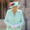 La reine Elisabeth II d'Angleterre remet au capitaine Thomas Moore son titre de chevalier lors d'une cérémonie au château de Windsor, le 17 juillet 2020. Il pose ensuite avec sa famille.