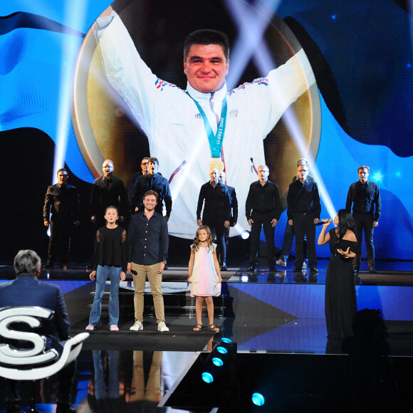 Exclusif - David Douillet, sa femme Vanessa, leur fille Blanche, Jean-Baptiste Guégan, Anggun, les amis et les enfants de David Douillet - Surprises - Enregistrement de l'émission "La Chanson secrète 7 " à la Scène musicale à Paris, qui sera diffusée le 15 janvier 2021 sur TF1. © Gaffiot-Moreau / Bestimage